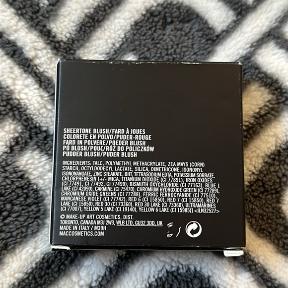 MAC Blush Peaches - Picture 3 of 3